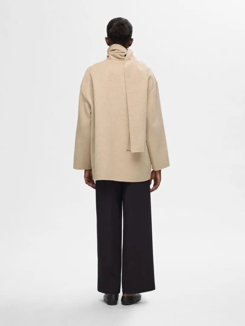 indbygget_halstrklde_jakk_4-1.webp Overtøj>SELECTED INDBYGGET HALSTØRKLÆDE JAKKE Beige