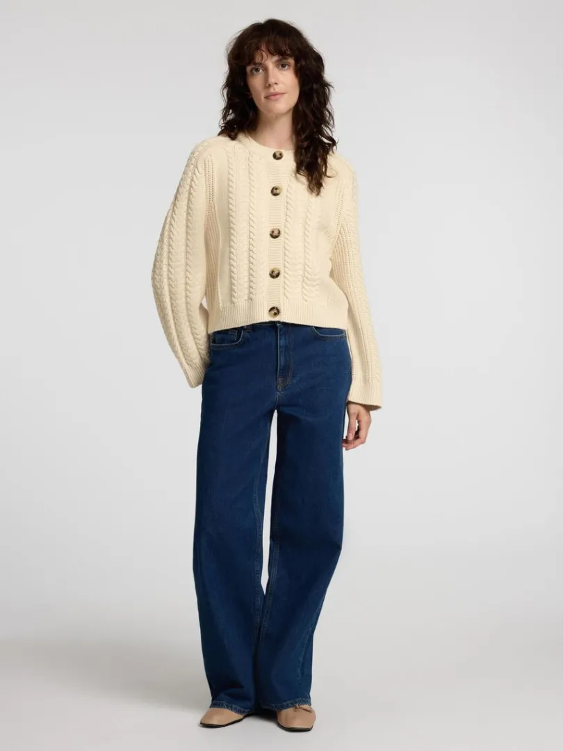 kabelstrik_cardigan_1.webp Strik>SELECTED KABELSTRIK CARDIGAN Beige