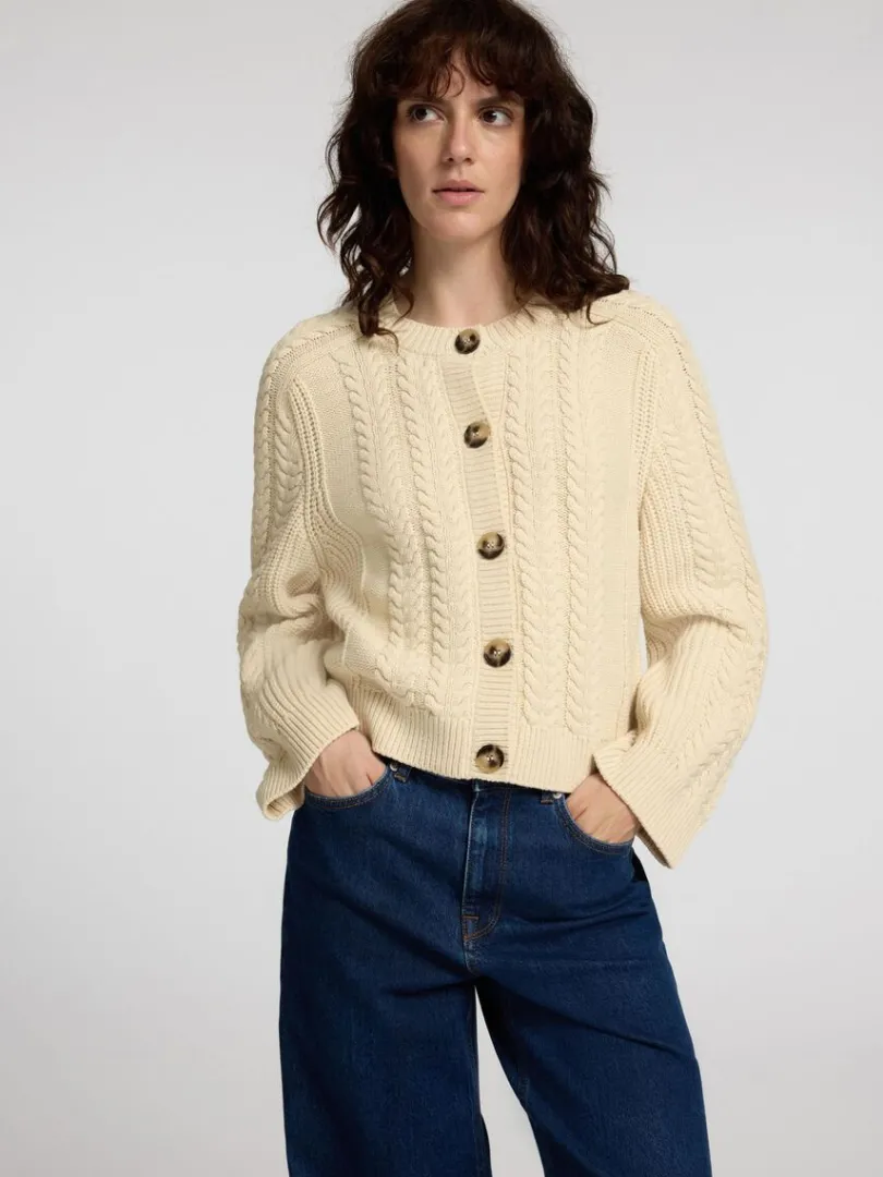 kabelstrik_cardigan_2.webp Strik>SELECTED KABELSTRIK CARDIGAN Beige