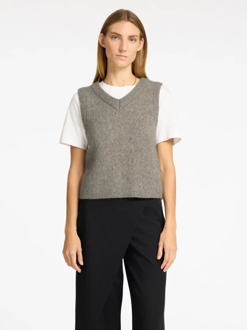 klassisk_strik_vest_0.webp Toppe Og Bluser | Overtøj>SELECTED KLASSISK STRIK VEST Brown
