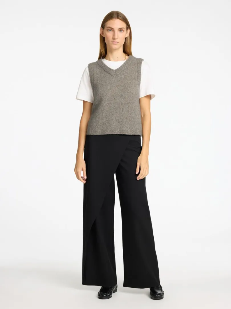 klassisk_strik_vest_1.webp Toppe Og Bluser | Overtøj>SELECTED KLASSISK STRIK VEST Brown