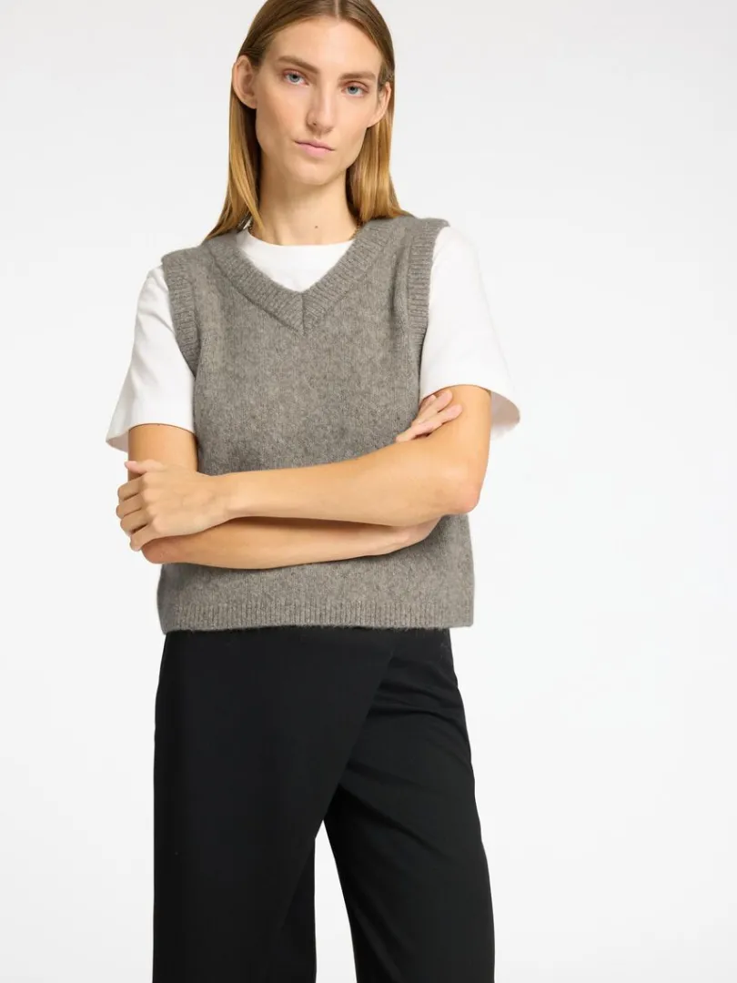 klassisk_strik_vest_2.webp Toppe Og Bluser | Overtøj>SELECTED KLASSISK STRIK VEST Brown