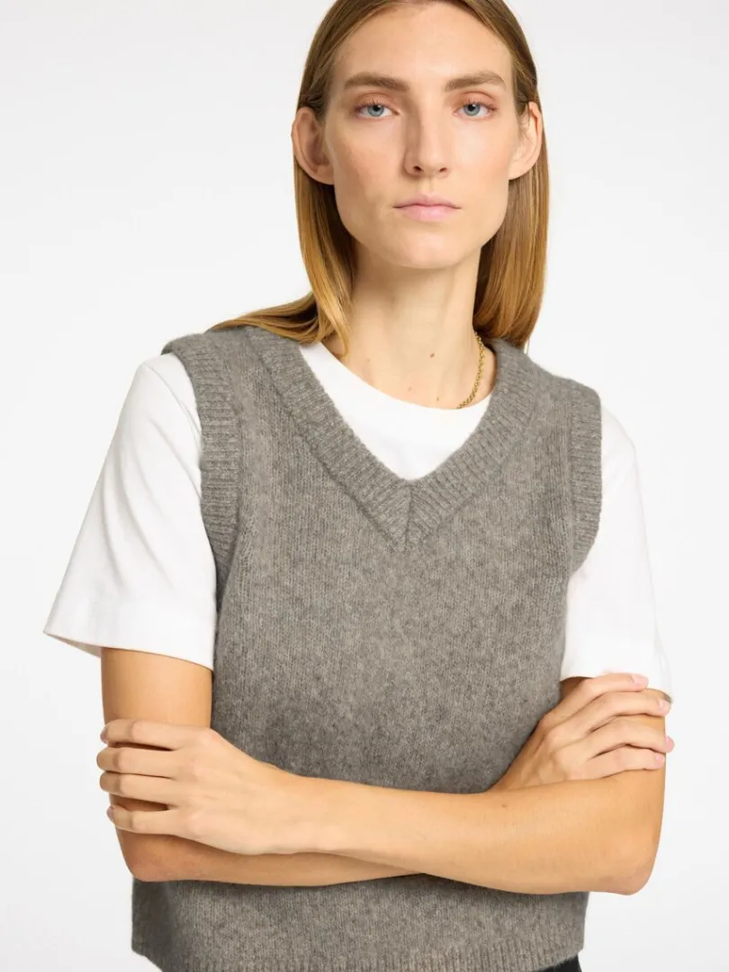 klassisk_strik_vest_3.webp Toppe Og Bluser | Overtøj>SELECTED KLASSISK STRIK VEST Brown