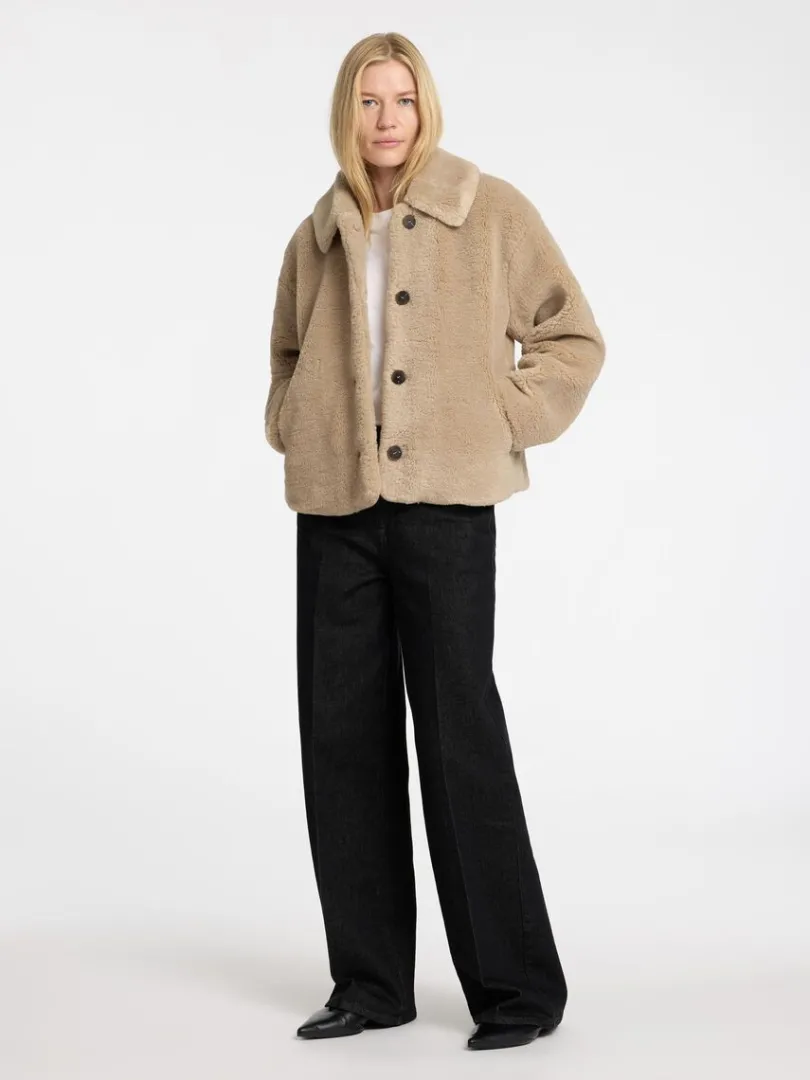 kort_teddyjakke_1.webp Overtøj>SELECTED KORT TEDDY-JAKKE Brown