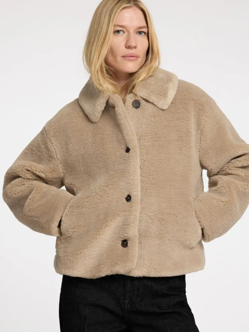 kort_teddyjakke_2.webp Overtøj>SELECTED KORT TEDDY-JAKKE Brown