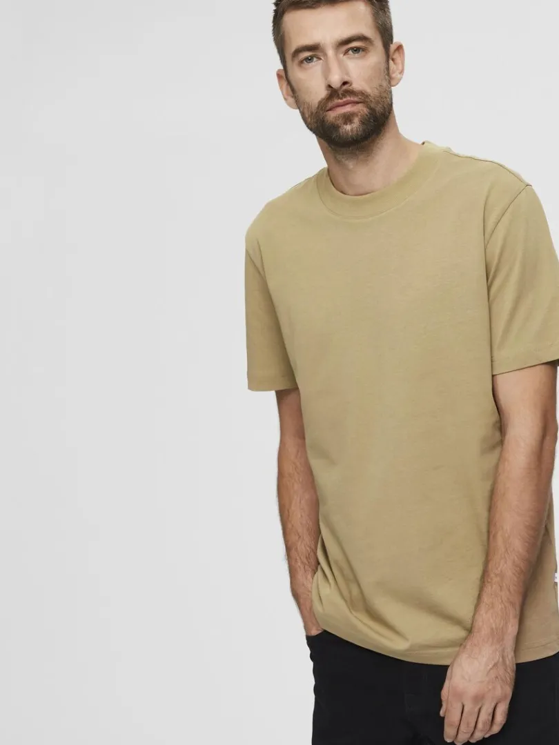 kortrmet_afslappet_fit_ts_2-4.webp T-shirts>SELECTED KORTÆRMET AFSLAPPET FIT T-SHIRT Brown