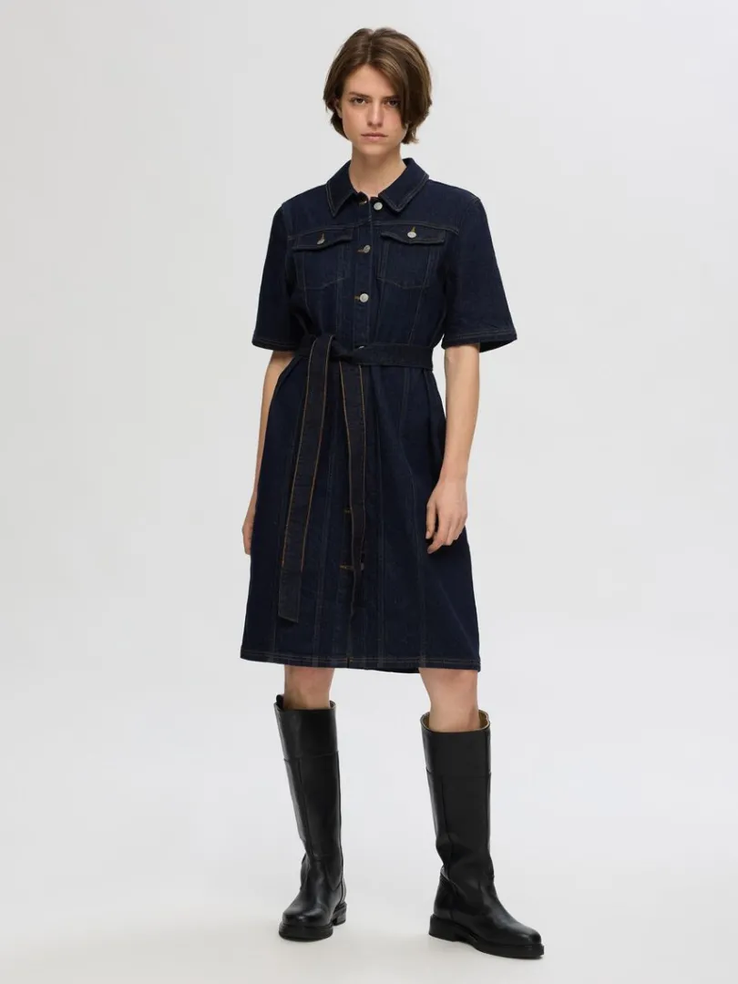 kortrmet_denimkjole_1.webp Kjoler>SELECTED KORTÆRMET DENIMKJOLE Blue