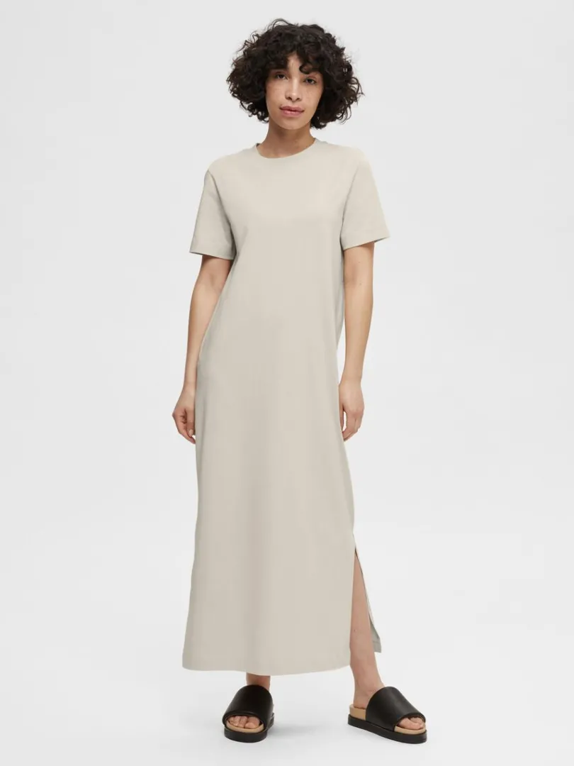 kortrmet_midikjole_1.webp Kjoler>SELECTED KORTÆRMET MIDIKJOLE Beige