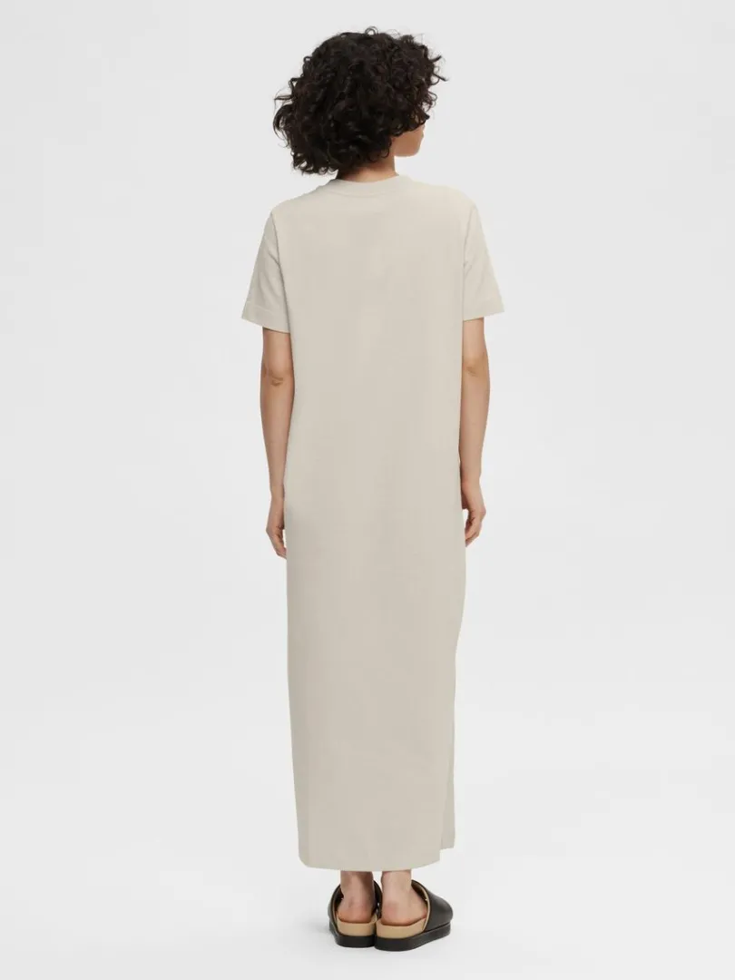 kortrmet_midikjole_4.webp Kjoler>SELECTED KORTÆRMET MIDIKJOLE Beige