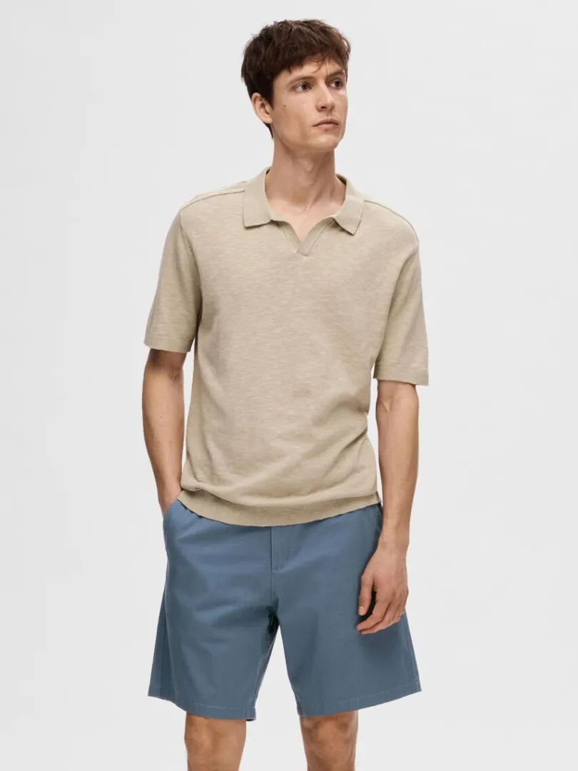 kortrmet_strikket_polo_0.webp Poloer | Strik>SELECTED KORTÆRMET STRIKKET POLO Beige