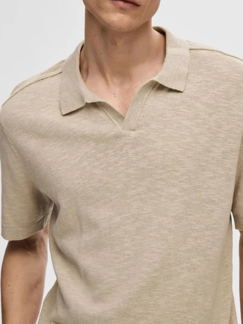 kortrmet_strikket_polo_4.webp Poloer | Strik>SELECTED KORTÆRMET STRIKKET POLO Beige
