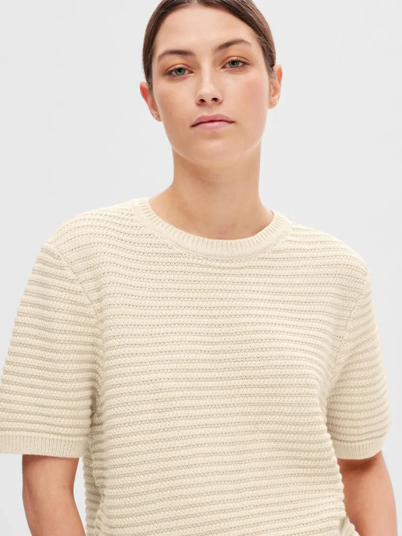 kortrmet_strikket_top_3-11.webp Strik>SELECTED KORTÆRMET STRIKKET TOP Beige