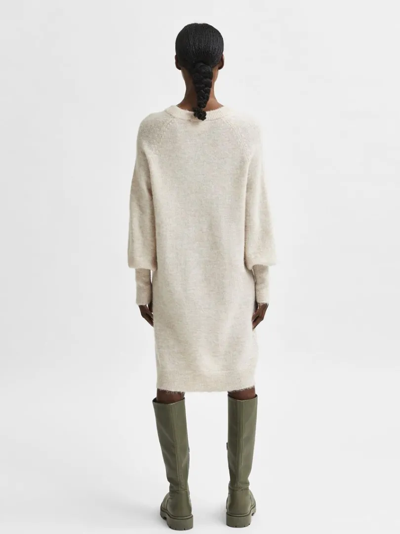 lange_rmer_strikket_kjole_4.webp Kjoler | Strik>SELECTED LANGE ÆRMER STRIKKET KJOLE Beige