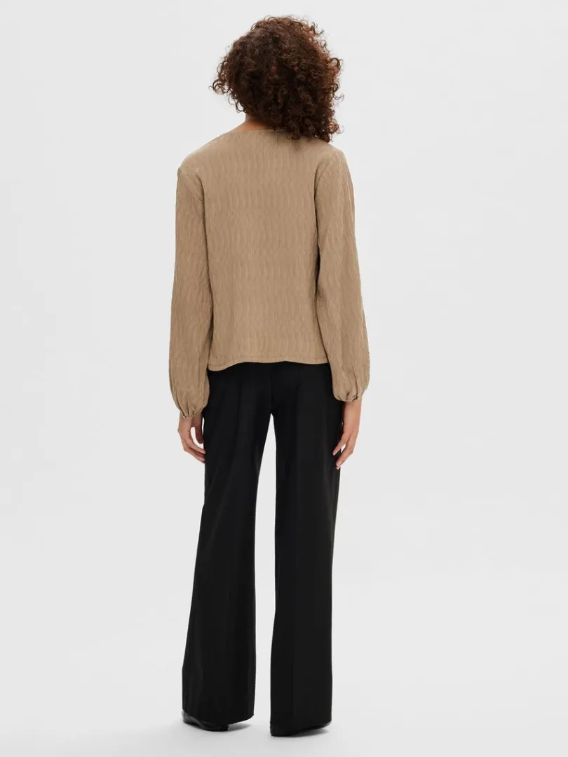 langrmet_bluse_4-8.webp Toppe Og Bluser>SELECTED LANGÆRMET BLUSE Brown
