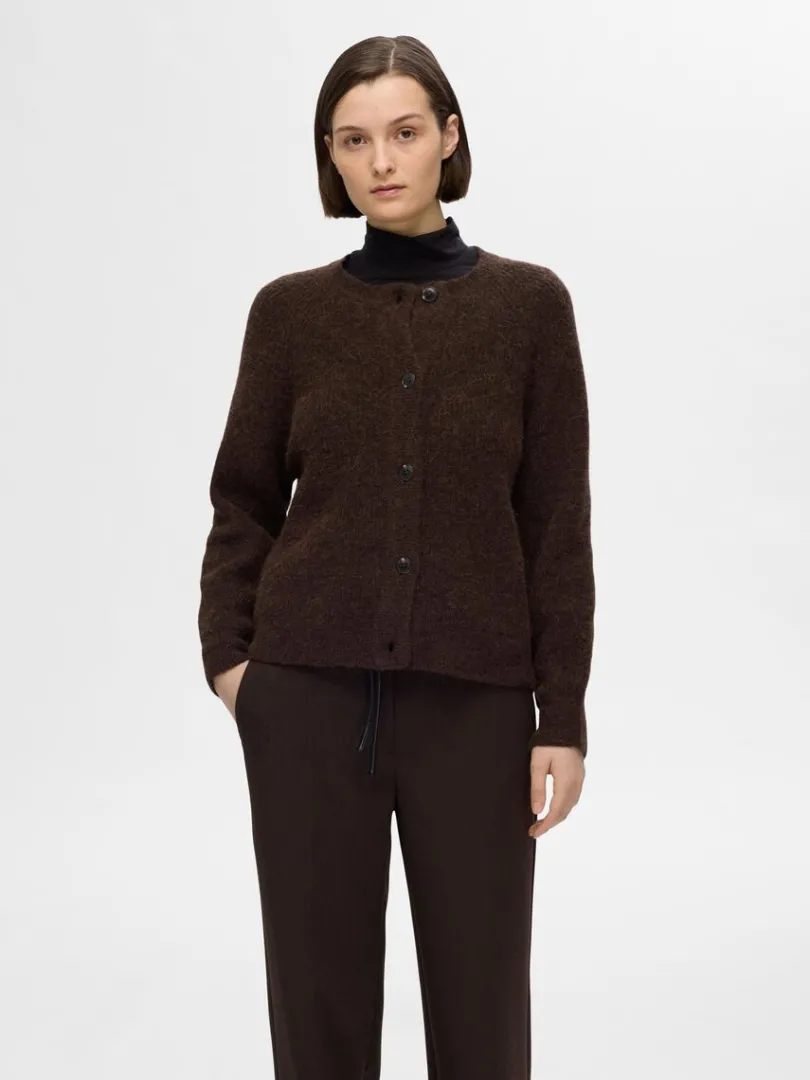 langrmet_cardigan_0-10.webp Strik>SELECTED LANGÆRMET CARDIGAN Brown