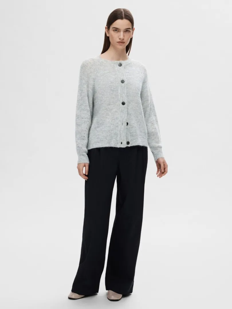 langrmet_cardigan_1-12.webp Strik>SELECTED LANGÆRMET CARDIGAN Grey
