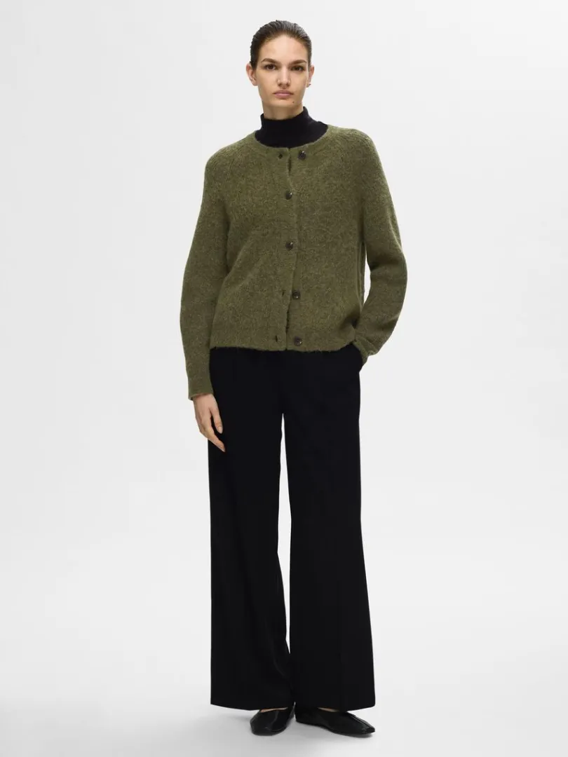 langrmet_cardigan_1-3.webp Strik>SELECTED LANGÆRMET CARDIGAN Green