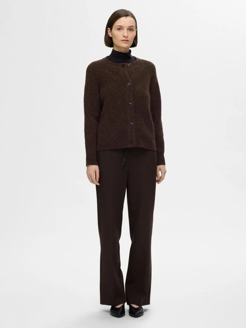 langrmet_cardigan_1-7.webp Strik>SELECTED LANGÆRMET CARDIGAN Brown