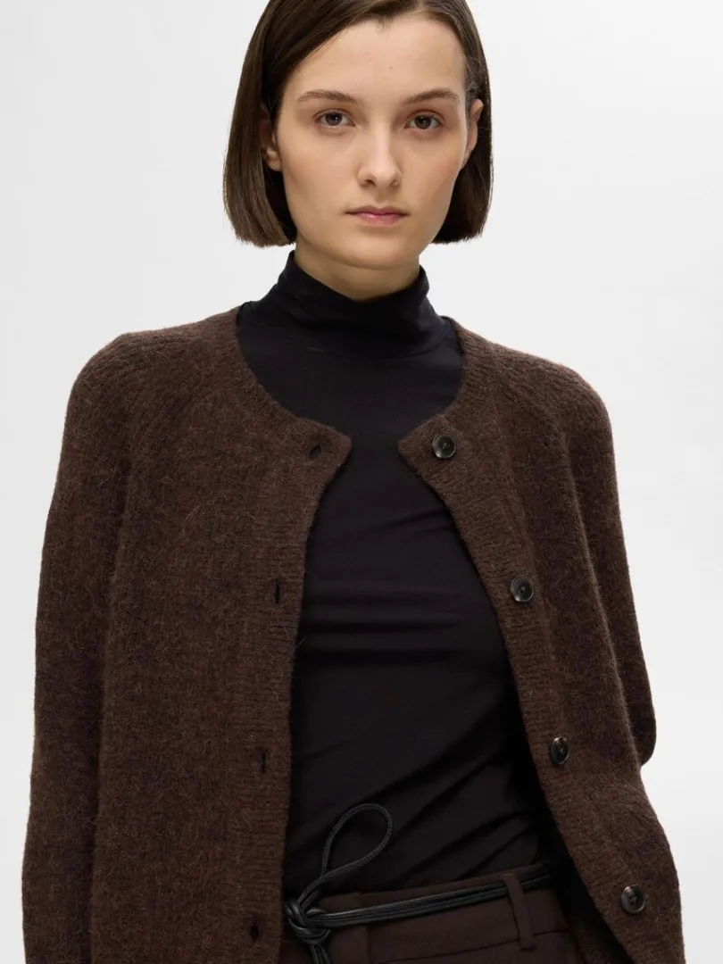 langrmet_cardigan_2-7.webp Strik>SELECTED LANGÆRMET CARDIGAN Brown