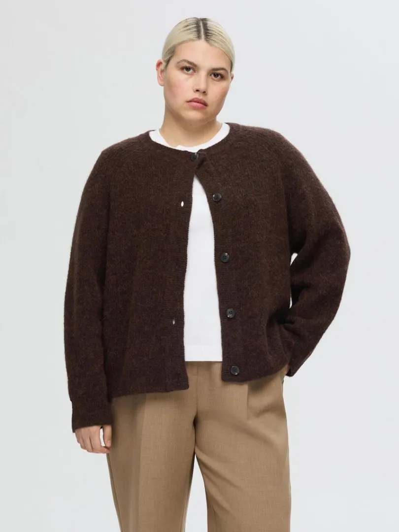 langrmet_cardigan_6-1.webp Strik>SELECTED LANGÆRMET CARDIGAN Brown