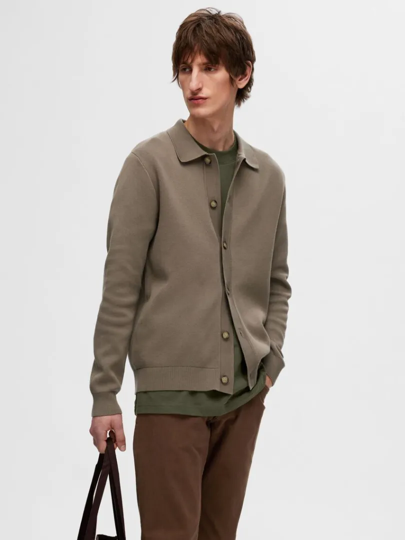 langrmet_polo_cardigan_0.webp Strik>SELECTED LANGÆRMET POLO CARDIGAN Brown