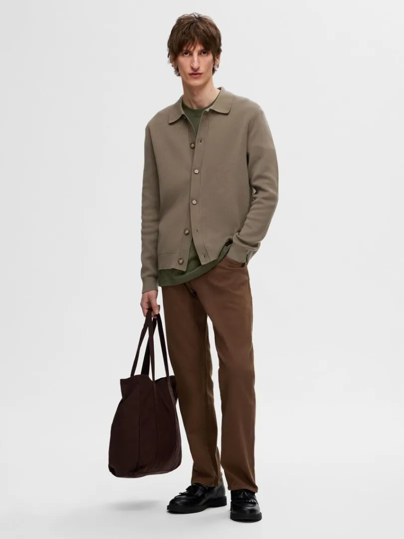 langrmet_polo_cardigan_1.webp Strik>SELECTED LANGÆRMET POLO CARDIGAN Brown