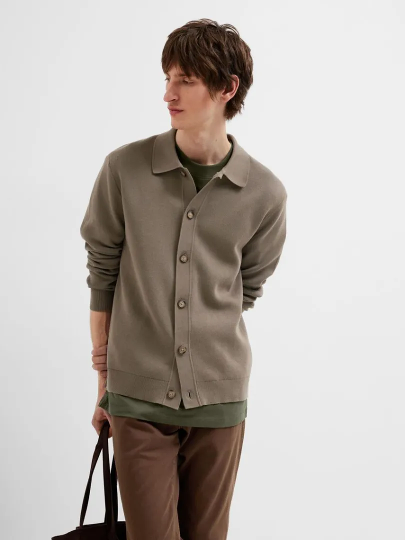 langrmet_polo_cardigan_2.webp Strik>SELECTED LANGÆRMET POLO CARDIGAN Brown