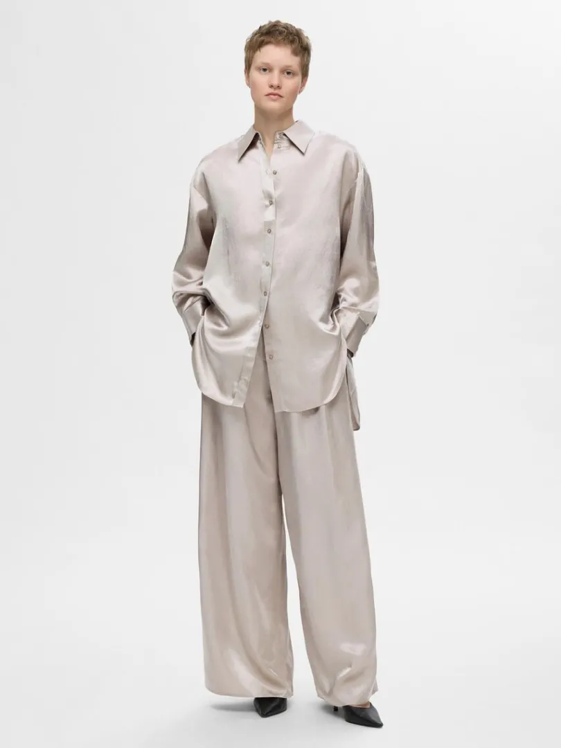 langrmet_satinskjorte_1.webp Skjorter>SELECTED LANGÆRMET SATINSKJORTE Silver