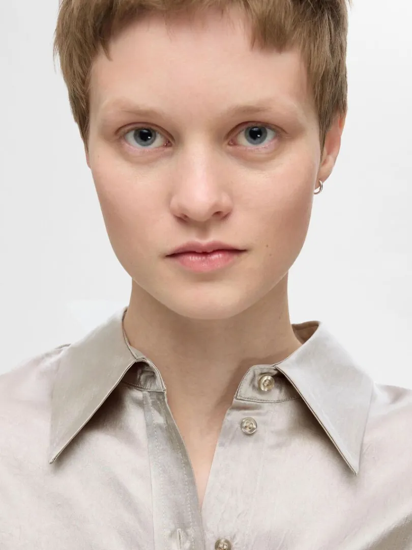 langrmet_satinskjorte_2.webp Skjorter>SELECTED LANGÆRMET SATINSKJORTE Silver
