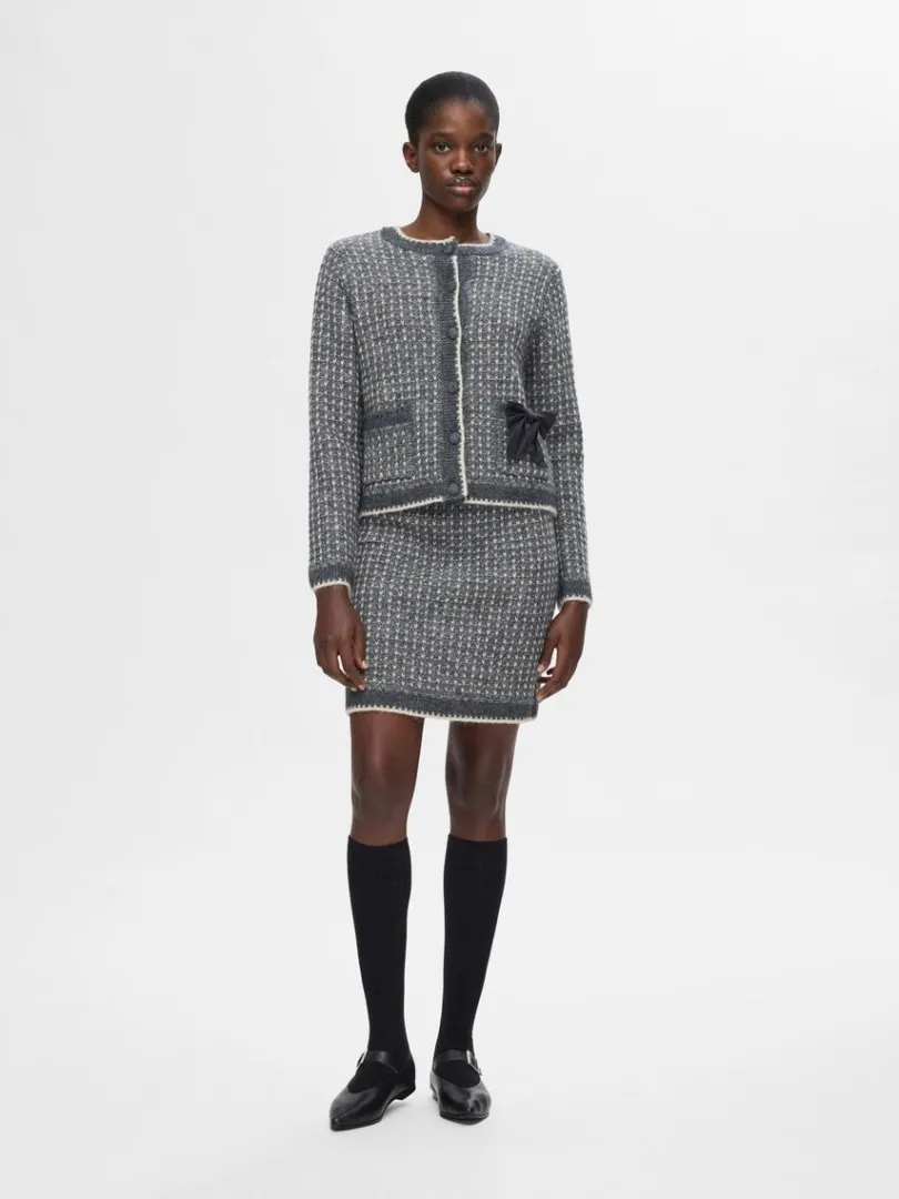 langrmet_strikket_cardiga_1.webp Strik>SELECTED LANGÆRMET STRIKKET CARDIGAN Grey