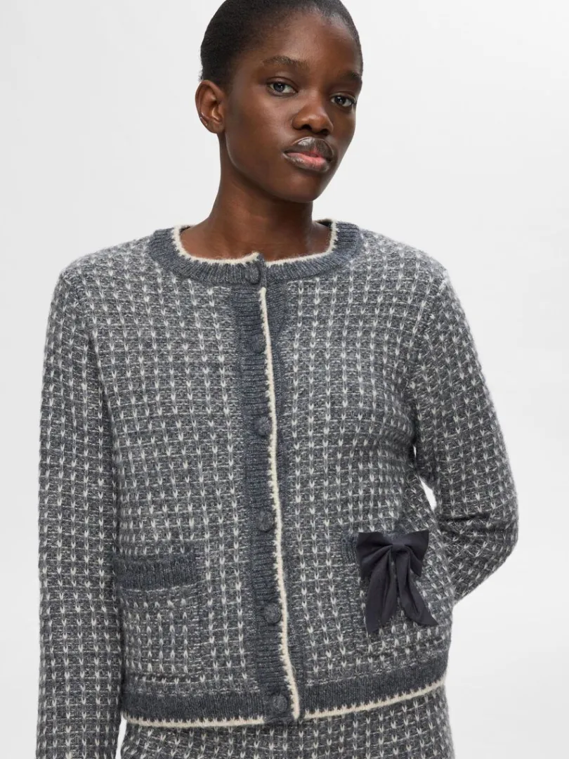 langrmet_strikket_cardiga_2.webp Strik>SELECTED LANGÆRMET STRIKKET CARDIGAN Grey