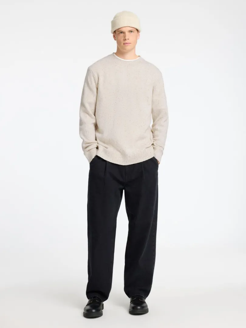 langrmet_sweater_med_rund_1.webp Strik>SELECTED LANGÆRMET SWEATER MED RUND HALS Beige