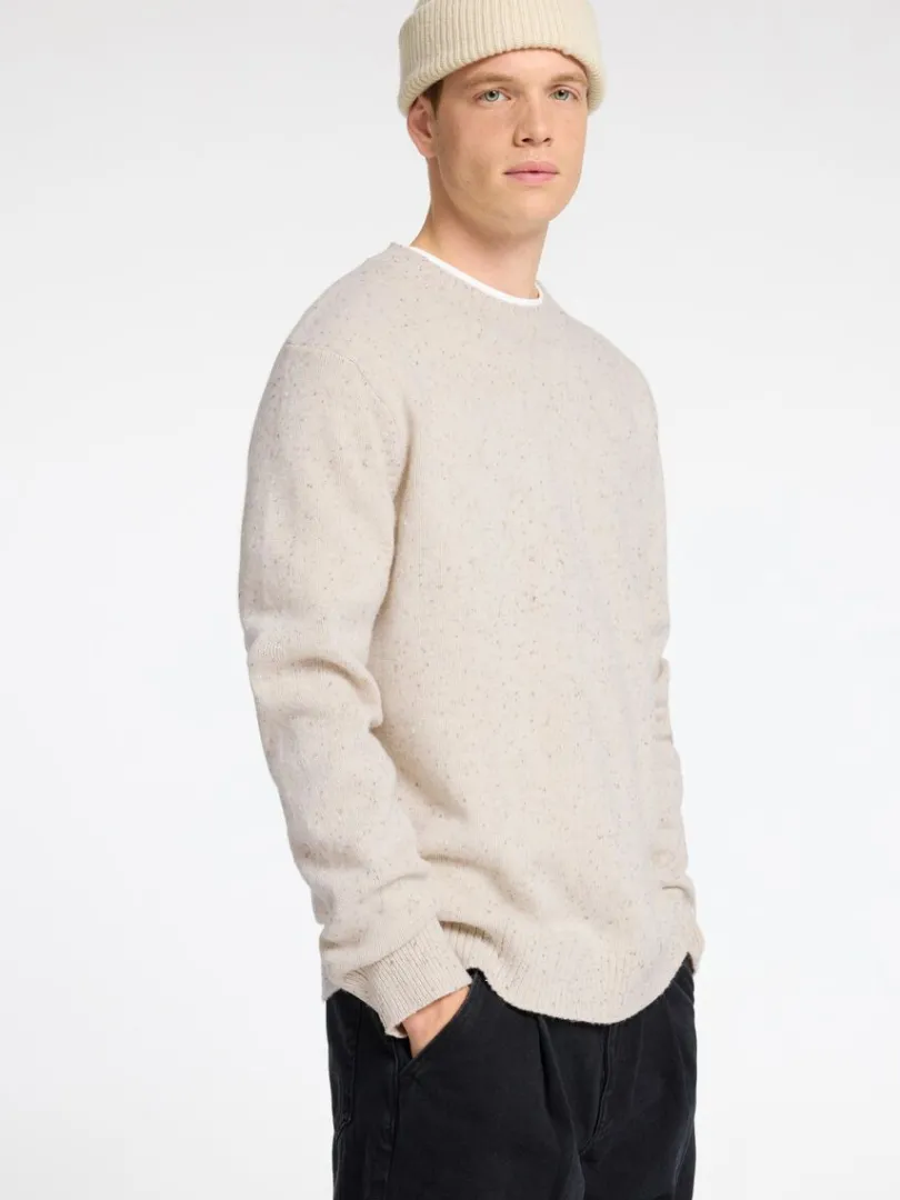 langrmet_sweater_med_rund_2.webp Strik>SELECTED LANGÆRMET SWEATER MED RUND HALS Beige