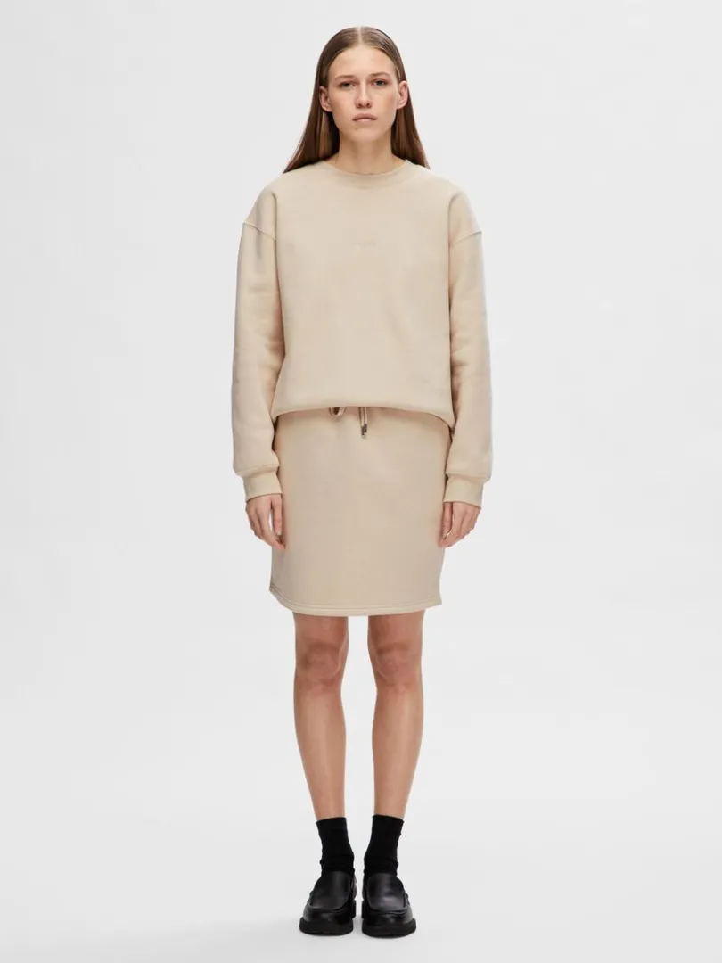 logobroderet_sweatshirt_1.webp Hættetrøjer & Sweatshirts>SELECTED LOGO-BRODERET SWEATSHIRT Beige