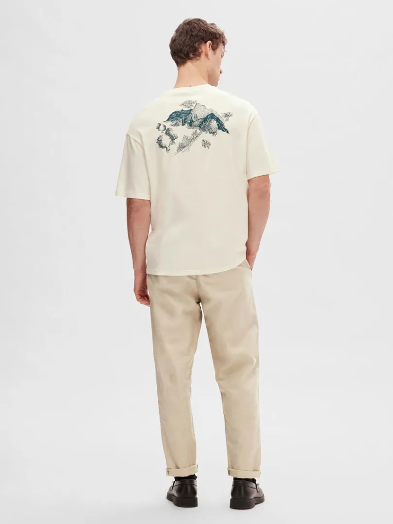 loose_fit_med_print_bagp__4.webp T-shirts>SELECTED LOOSE FIT MED PRINT BAGPÅ T-SHIRT White