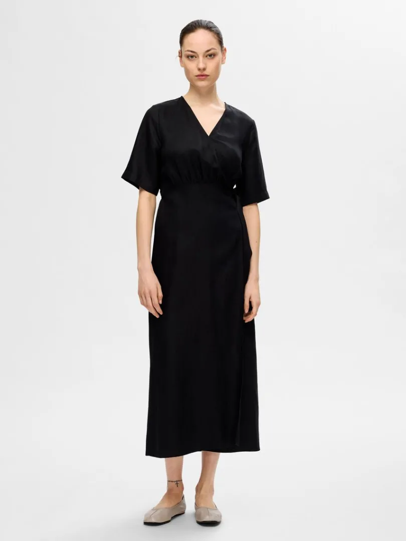 maxi_sl_om_kjole_1.webp Kjoler>SELECTED MAXI SLÅ OM KJOLE Black