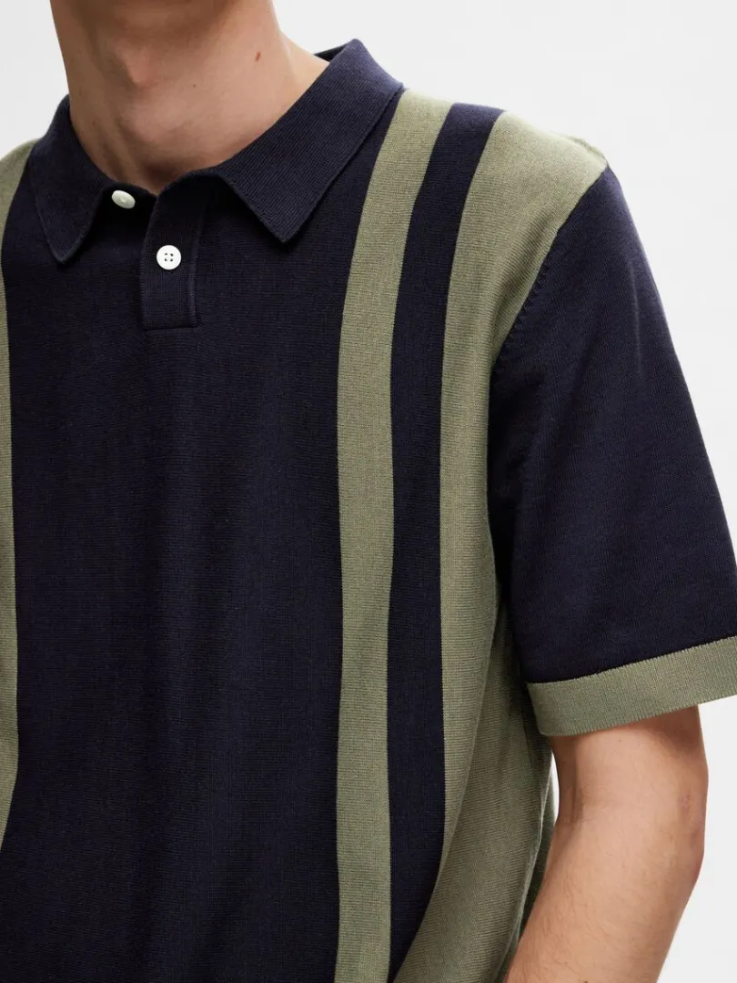 med_farveblokke_strikket__4-1.webp Poloer | Strik>SELECTED MED FARVEBLOKKE STRIKKET POLOSHIRT Blue