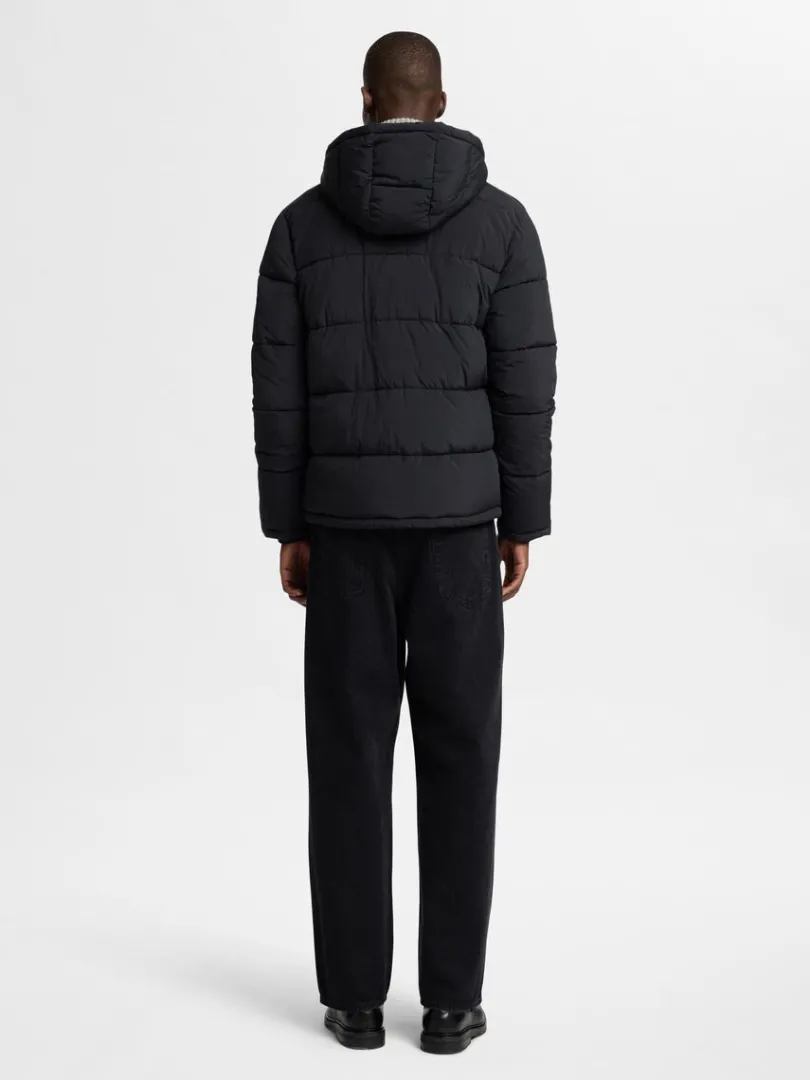 med_htte_pufferjakke_1.webp Overtøj>SELECTED MED HÆTTE PUFFERJAKKE Black