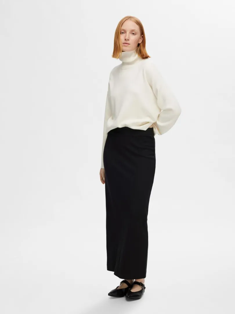 mellemhj_talje_maxinederd_3.webp Nederdele>SELECTED MELLEMHØJ TALJE MAXINEDERDEL Black