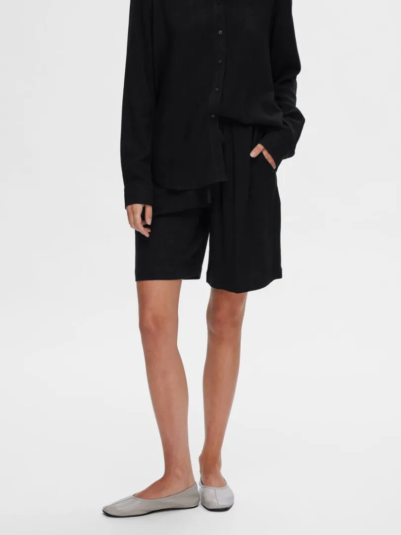 mellemhj_talje_shorts_1-3.webp Shorts>SELECTED MELLEMHØJ TALJE SHORTS Black