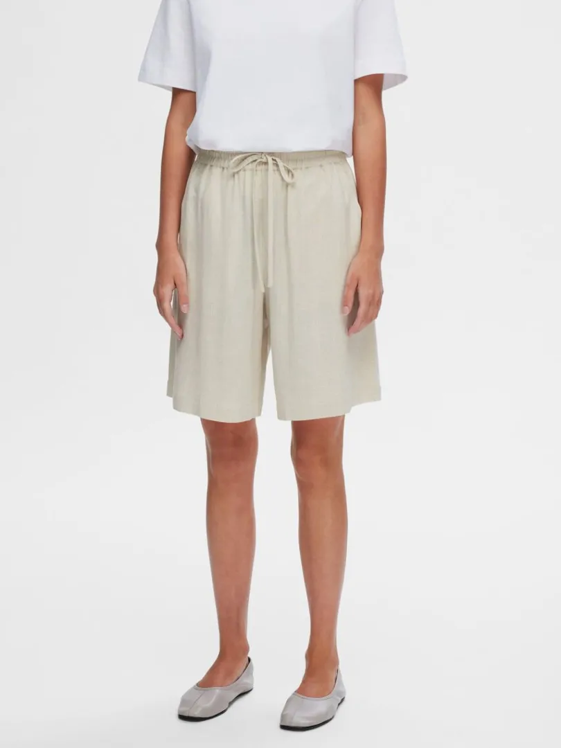 mellemhj_talje_shorts_1.webp Shorts>SELECTED MELLEMHØJ TALJE SHORTS Beige