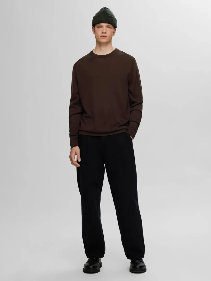 merinould_sweater_med_ru_1-2.webp Strik>SELECTED 100% MERINOULD SWEATER MED RUND HALS Brown