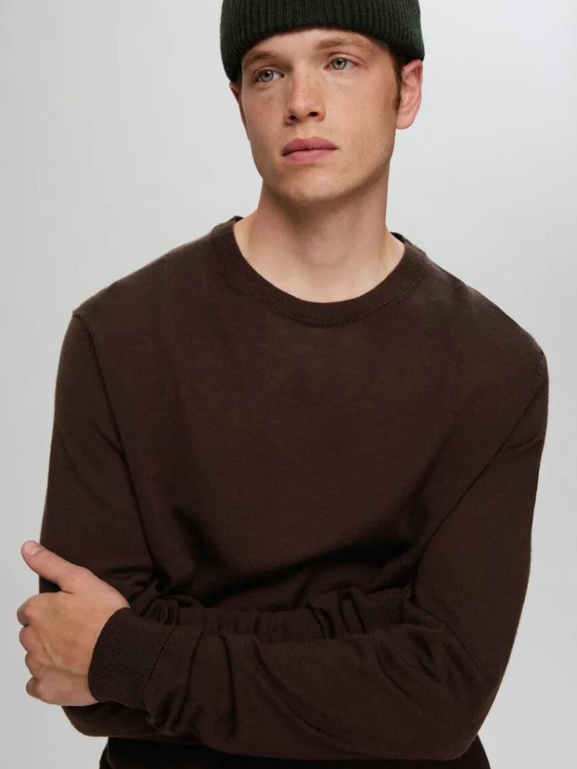 merinould_sweater_med_ru_2-2.webp Strik>SELECTED 100% MERINOULD SWEATER MED RUND HALS Brown