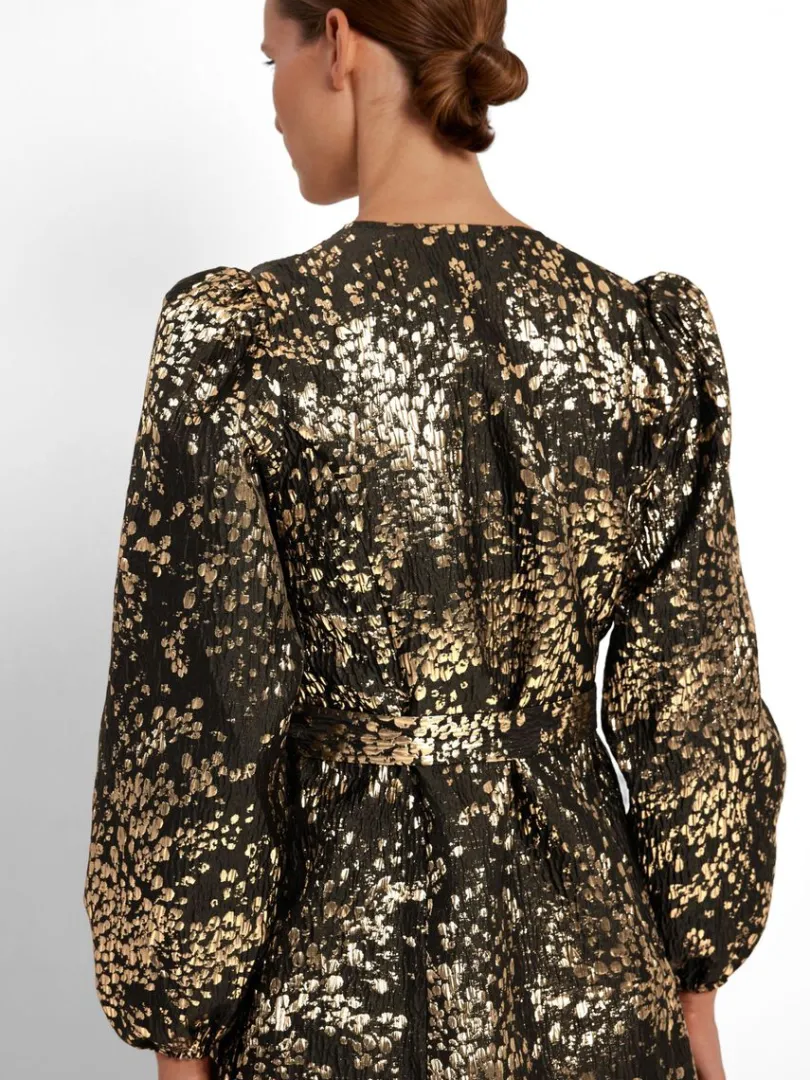 metalfarvet_jacquard_kort_2.webp Kjoler>SELECTED METALFARVET JACQUARD KORT KJOLE Gold
