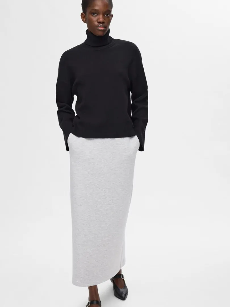 midi_sweatnederdel_3.webp Nederdele>SELECTED MIDI SWEATNEDERDEL Grey