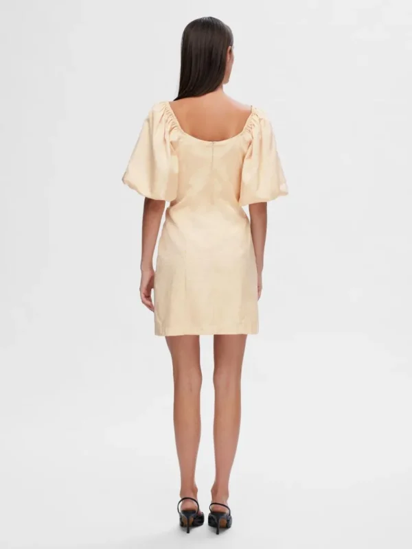 Kjoler>SELECTED OFF-THE-SHOULDER KORT KJOLE Beige