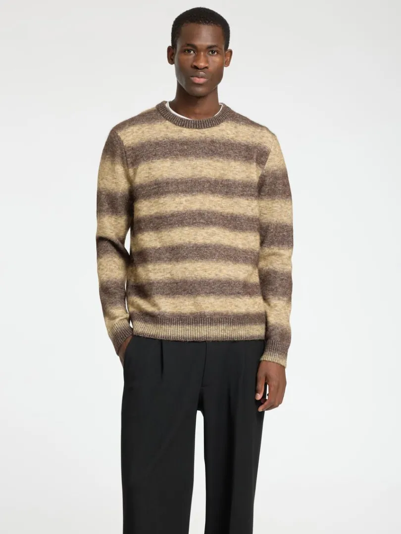 ombrestribet_sweater_med__0.webp Strik>SELECTED OMBRE-STRIBET SWEATER MED RUND HALS Brown