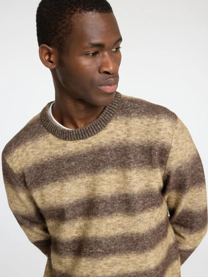ombrestribet_sweater_med__2.webp Strik>SELECTED OMBRE-STRIBET SWEATER MED RUND HALS Brown
