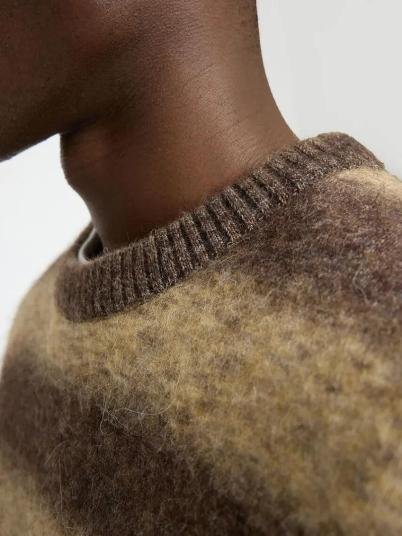 ombrestribet_sweater_med__3.webp Strik>SELECTED OMBRE-STRIBET SWEATER MED RUND HALS Brown