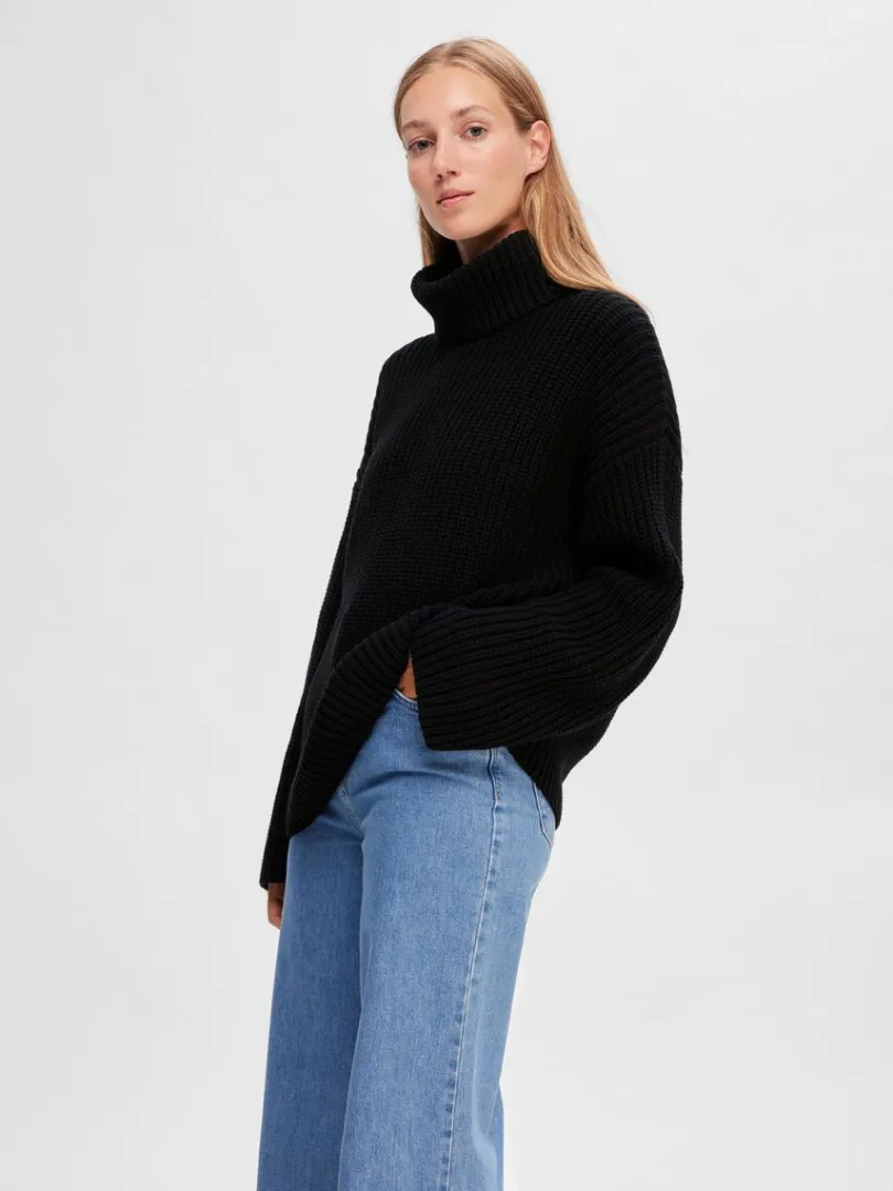 oversized_chunky_strikket_2.webp Strik>SELECTED OVERSIZED CHUNKY STRIKKET TRØJE Black